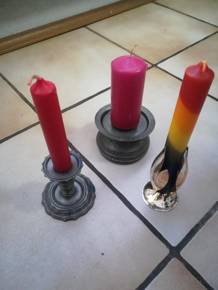 Verschiedene Kerzen und Kerzenständer