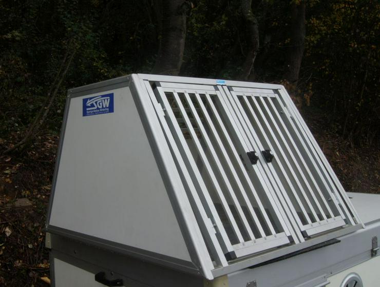 Bild 2: WT Hundedoppelbox für Kombis mit schräger Heckklappe
