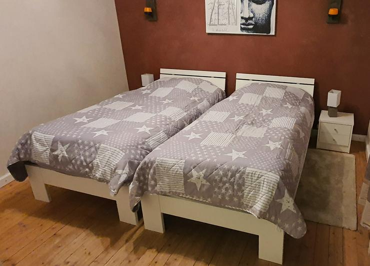 2 Einzelbetten kpl. mit Lattenrost, Matratzen und Nachttischen - Betten - Bild 1
