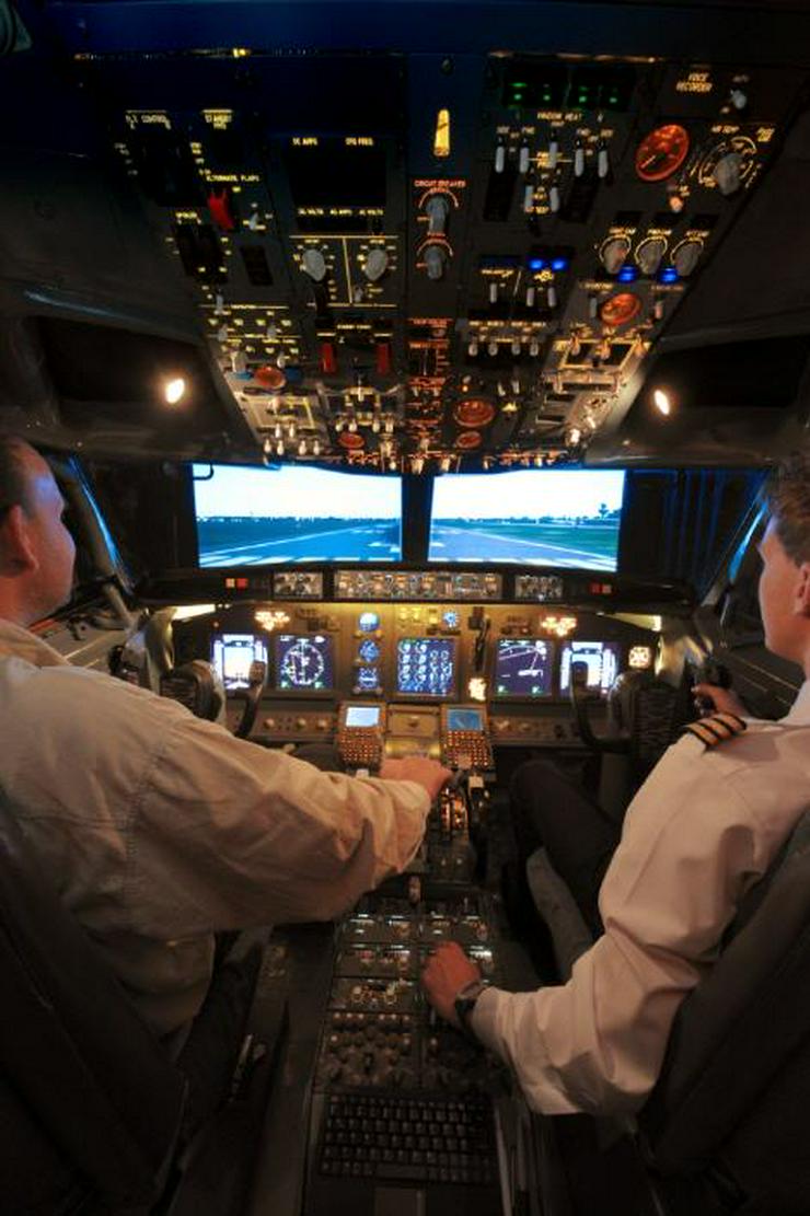 Bild 3: Flugsimulator in Berlin: Als "Pilot" im Cockpit eines A320