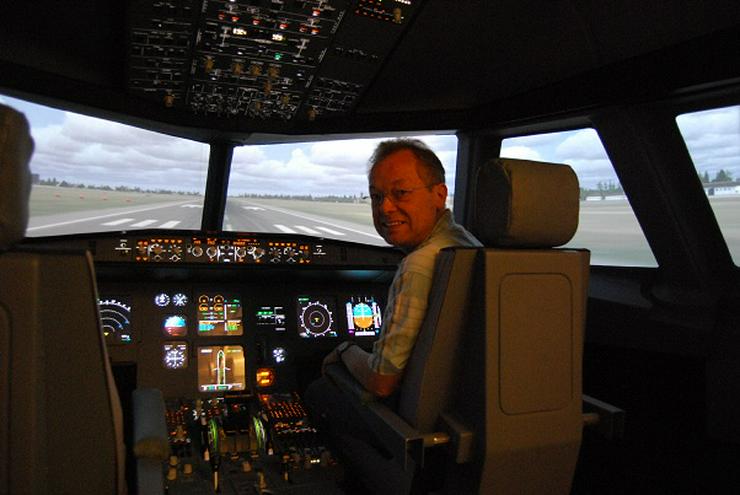 Bild 6: Flugsimulator in Berlin: Als "Pilot" im Cockpit eines A320