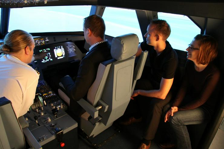Bild 5: Flugsimulator in Berlin: Als "Pilot" im Cockpit eines A320