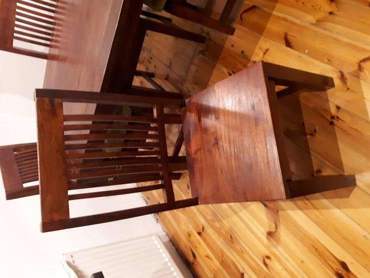 Bild 3: Rustikaler Esstisch mit Stühlen