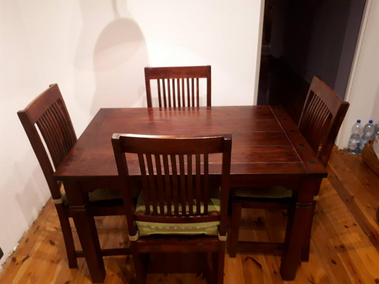Bild 4: Rustikaler Esstisch mit Stühlen