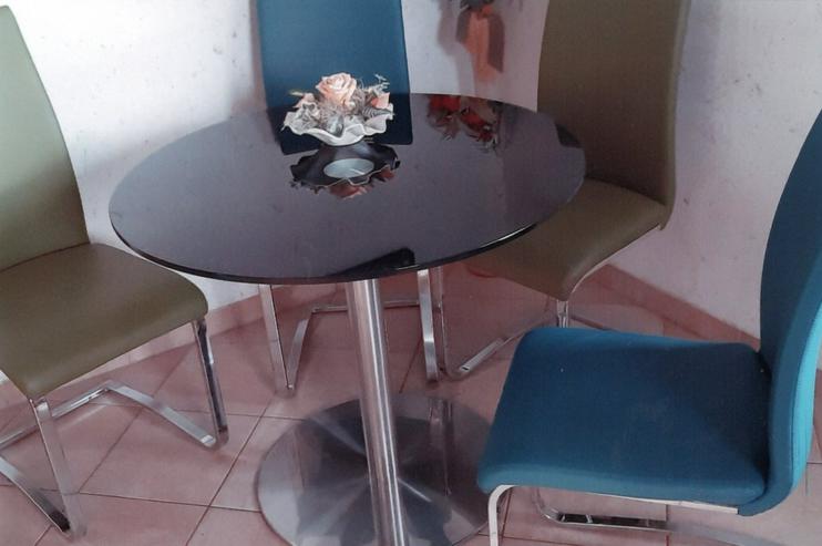 Tisch & 4 Stühle - Kompletteinrichtungen & Essgruppen - Bild 1