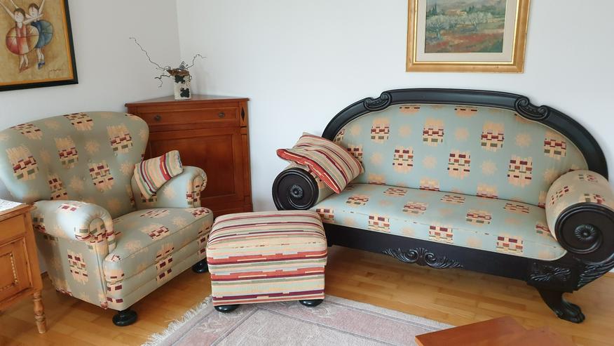Omas Sofa mit Lehnstuhl und Hocker - Sofas & Sitzmöbel - Bild 1