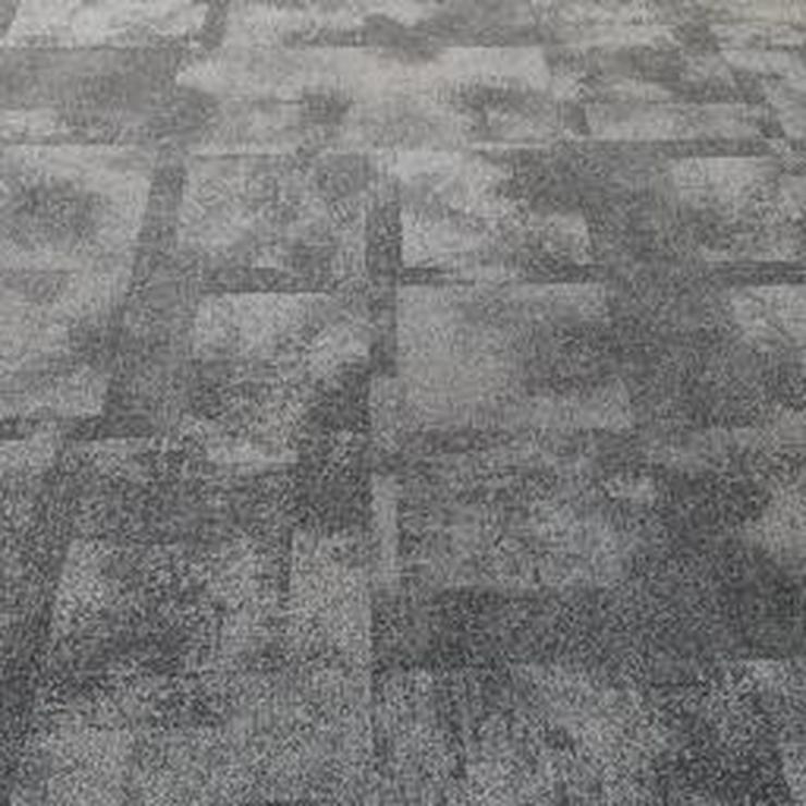 Schöne graue 'Exposed' Design Teppichfliesen von Interface - Teppiche - Bild 1