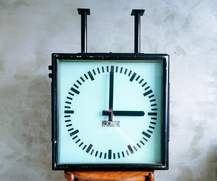 Bild 1: Bilateral, Eisenbahnuhr, Stationsuhr, Industrieuhr, modernistische Uhr | Loft, vintage 