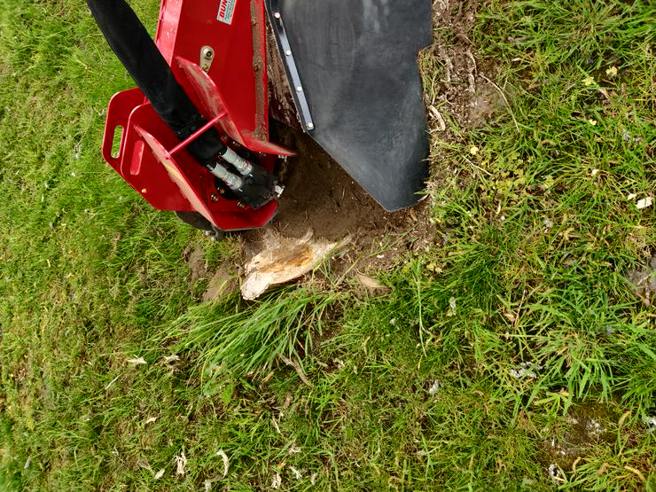 Bild 8: Baumstubben und Heckenwurzeln ausfräsen