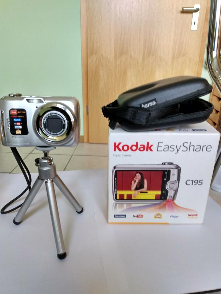 Bild 2: Kodak EasyShare C195 mit Stativ und Tasche