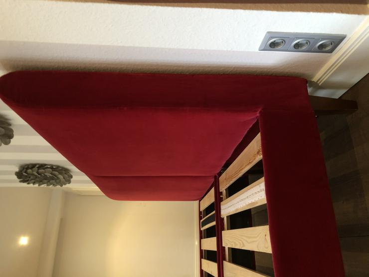 Bild 4: Bett mit rotem Samtbezug