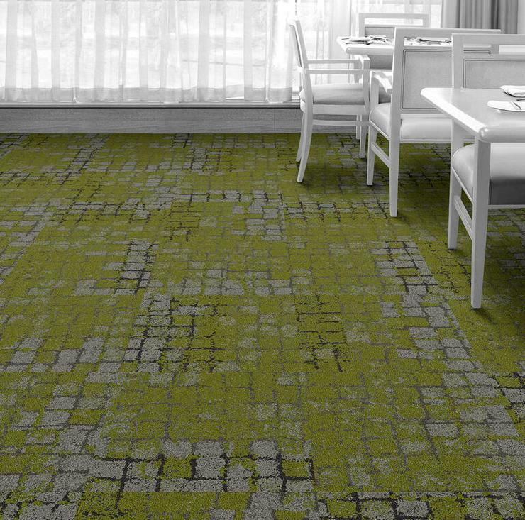 Sehr dekoratives Moss in Stone Teppichfliesen von Interface - Teppiche - Bild 1