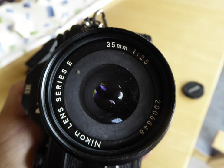 Bild 5: Spiegelreflexkamera Nikon EM mit 35 mm Objetiv + Zoom 75 : 150 mm 