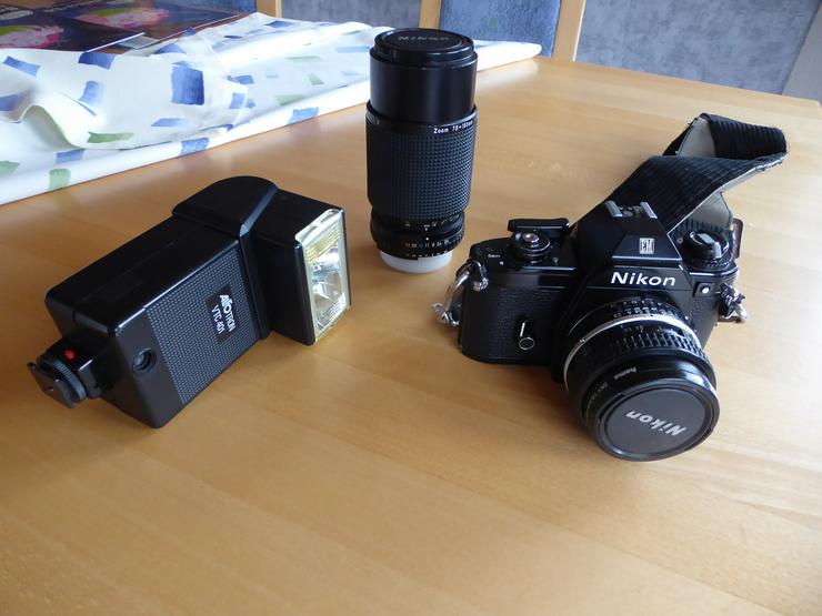 Bild 2: Spiegelreflexkamera Nikon EM mit 35 mm Objetiv + Zoom 75 : 150 mm 