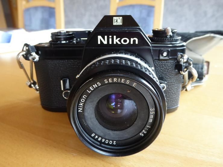 Spiegelreflexkamera Nikon EM mit 35 mm Objetiv + Zoom 75 : 150 mm 