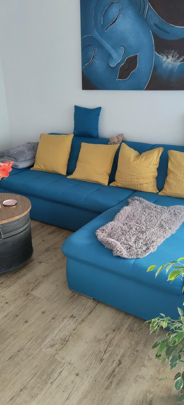 Bild 2: Sofa in Türkis mit 2 Zierkissen