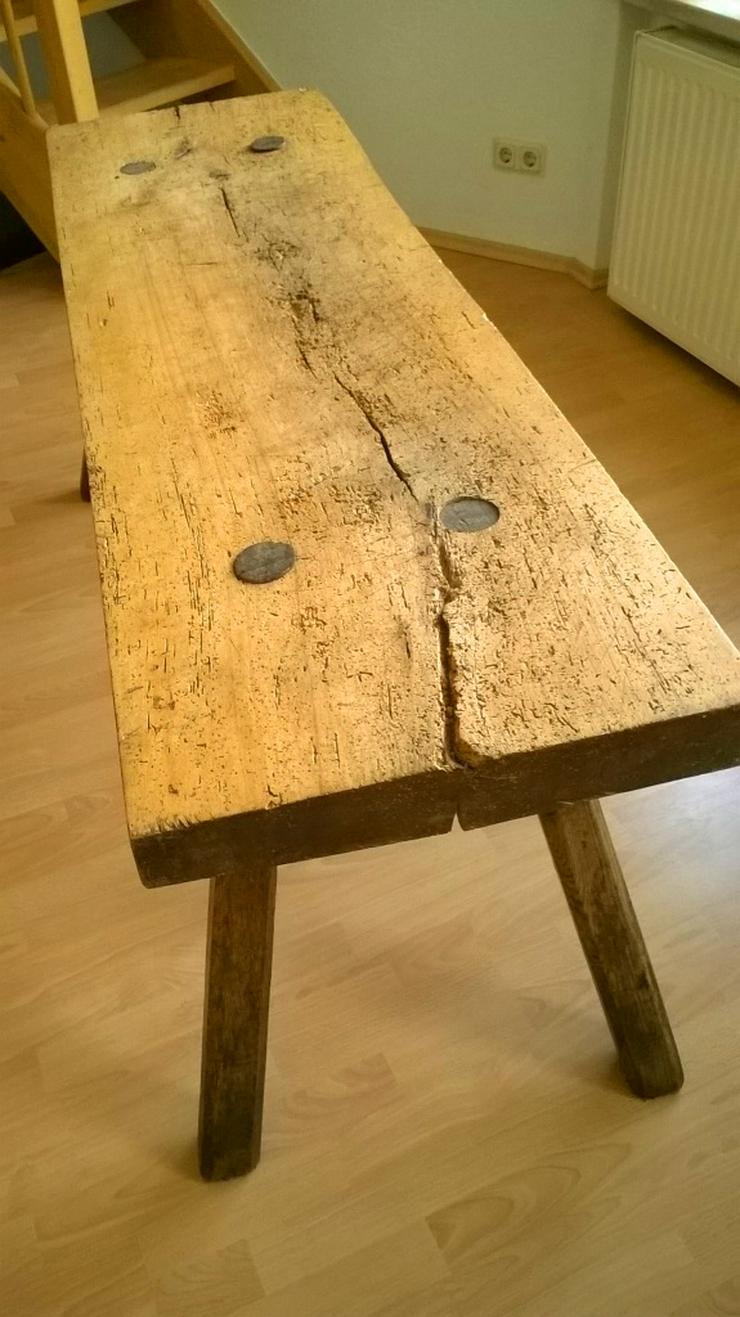 Bild 1: Schmaler antiker Tisch