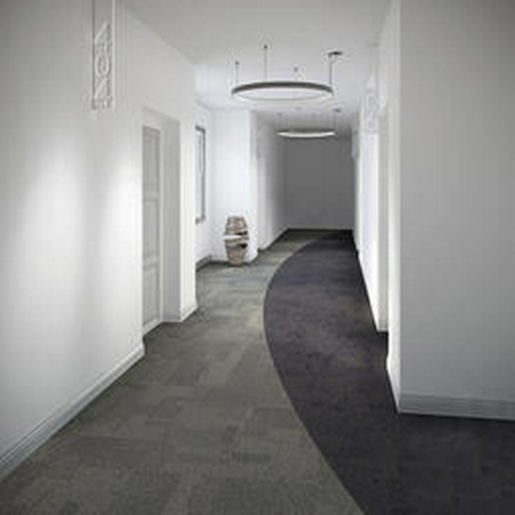 Bild 3: Begehrte Transformation Carpet Tiles Anthrazit mit blauem Effekt