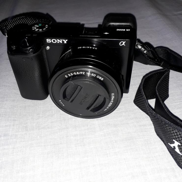 Bild 1: Digitalkamera Sony 6000 mit Wechselobjektiv + Tasche
