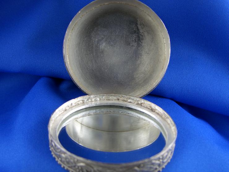 Bild 6: Antike Metall Dose ( Silber ?? )