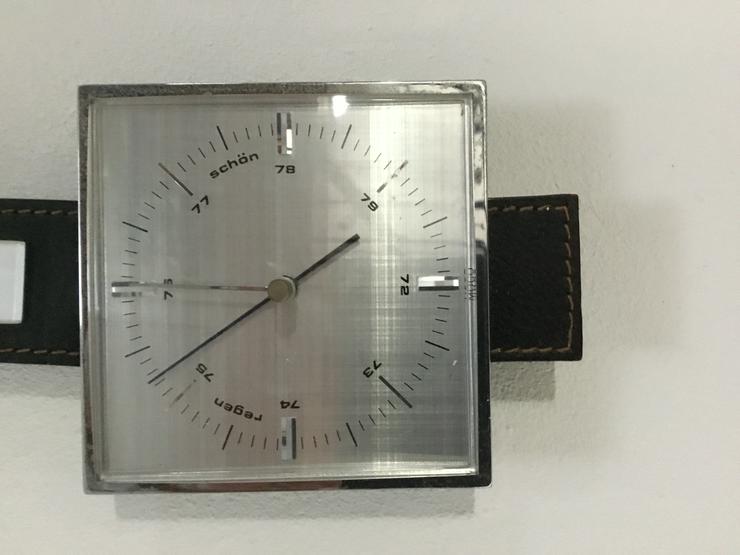 Bild 2: Wetterstation von MOCO mit Barometer und Thermometer auf einem Lederband. 