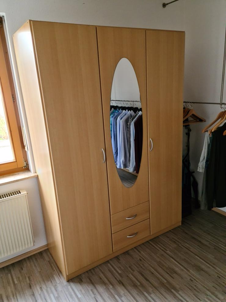 Kleiderschrank, dreitürig, hell funiert - Kleiderschränke - Bild 1