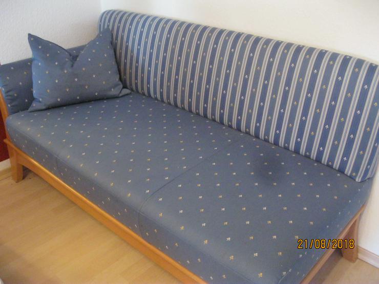 Rèsamire in blau mit kleinen Stickmuster und Echtholzrahmen und Beine. Armlehne links - Sofas & Sitzmöbel - Bild 1