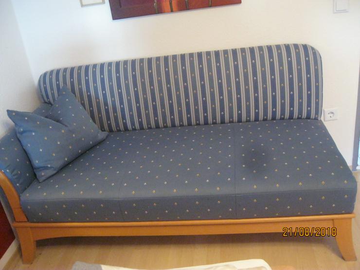 Rèsamire in blau mit kleinen Stickmuster und Echtholzrahmen und Beine. Armlehne links - Sofas & Sitzmöbel - Bild 3