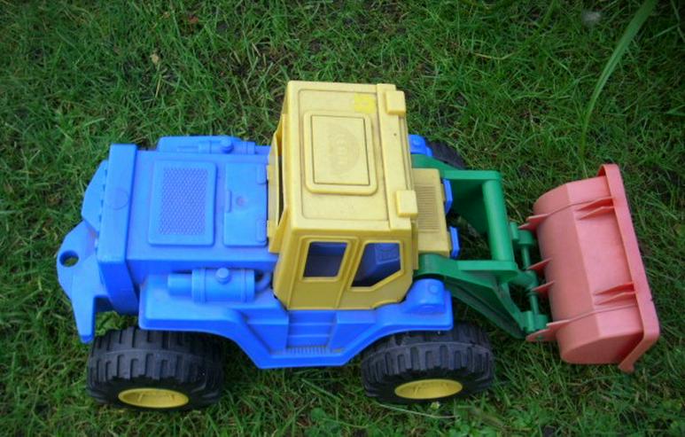 Bild 1: LENA Traktor/Radlader, Kunststoff aber stabil