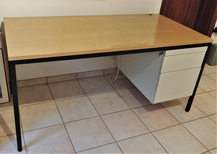 Bild 1: Voko Schreibtisch mit Stahlgestell und Unterbau. abschließbar - ideal für Homeoffice
