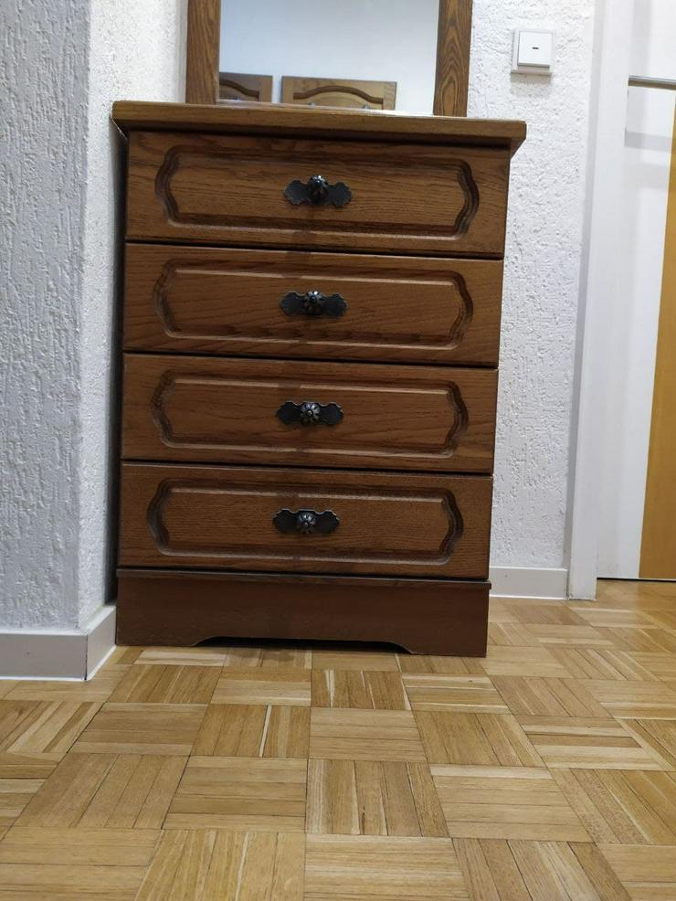 Bild 4: Garderobe, Kompletteinrichtung, 5 Teile, mit einem Spiegel.