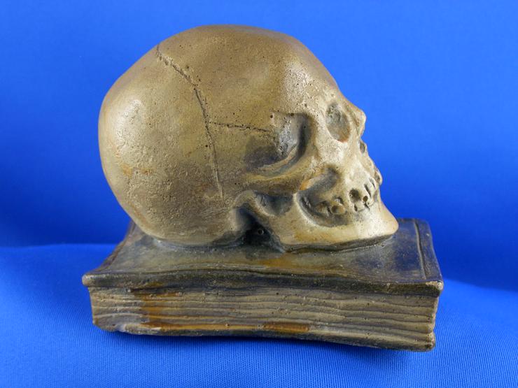 Bild 8: Antiken  Totenkopf Figur  