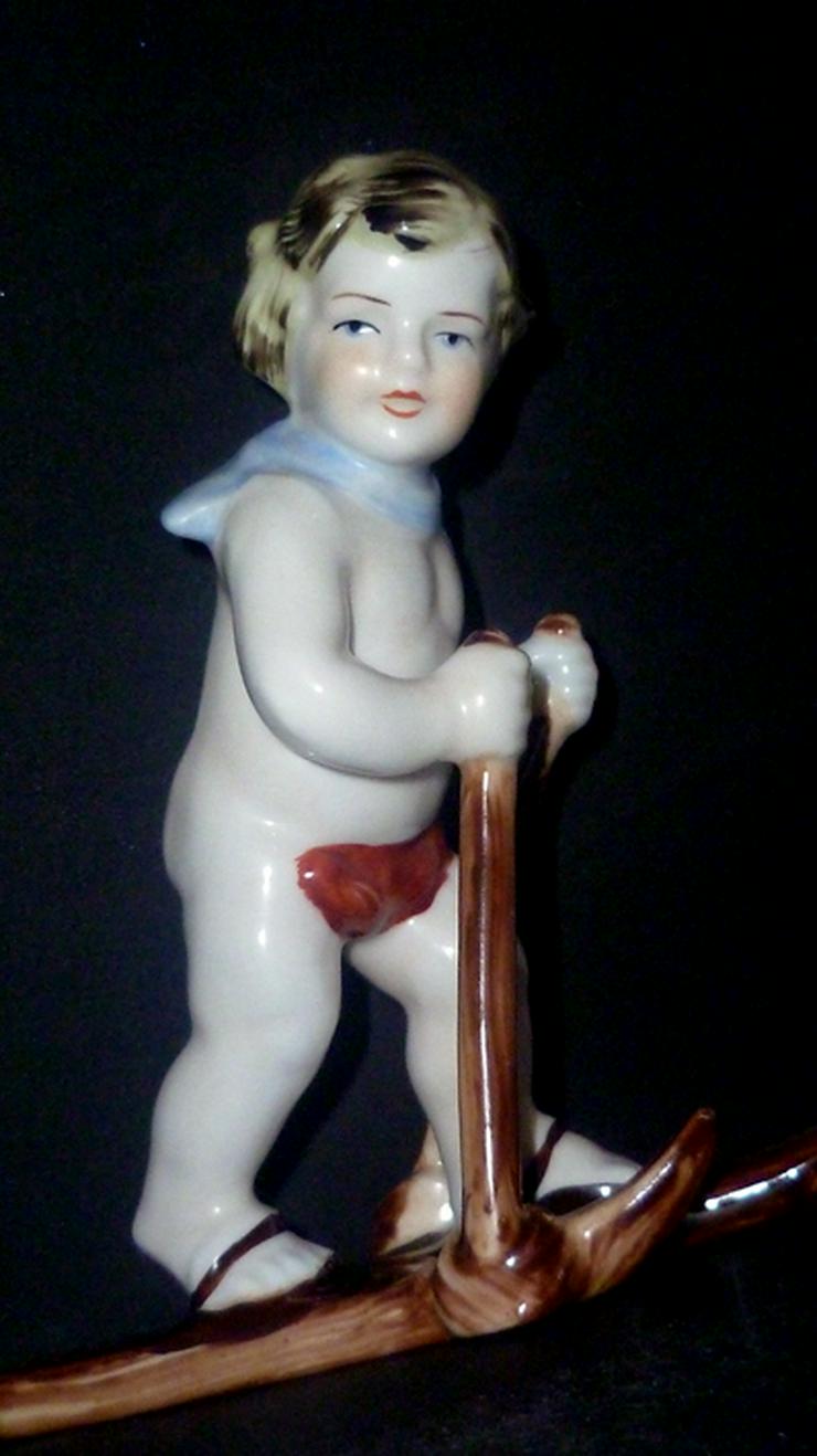  Neundorf Porzellanfigur Kind auf Skiern, selten