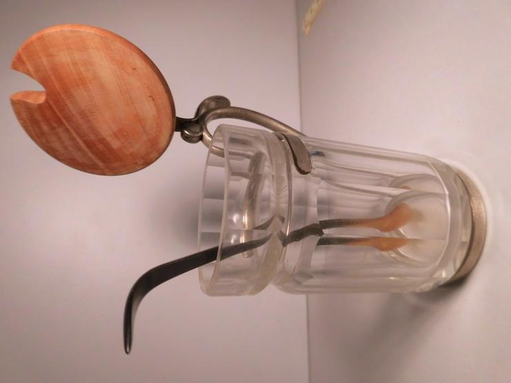 Bild 2: Antikes Senfglas mit Schöpfkelle aus Horn, ca. 100 Jahre alt.