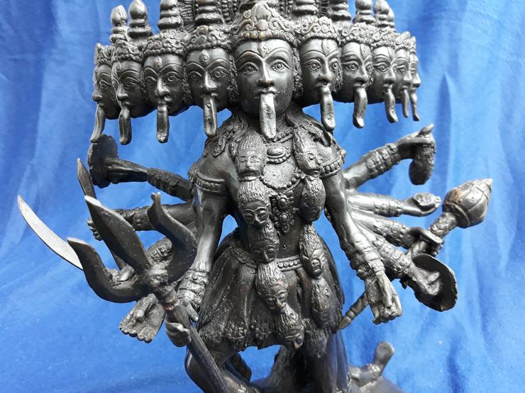 Bild 5: Hinduistisch-religiöse Bronzefigur, vermutlich Ravanna