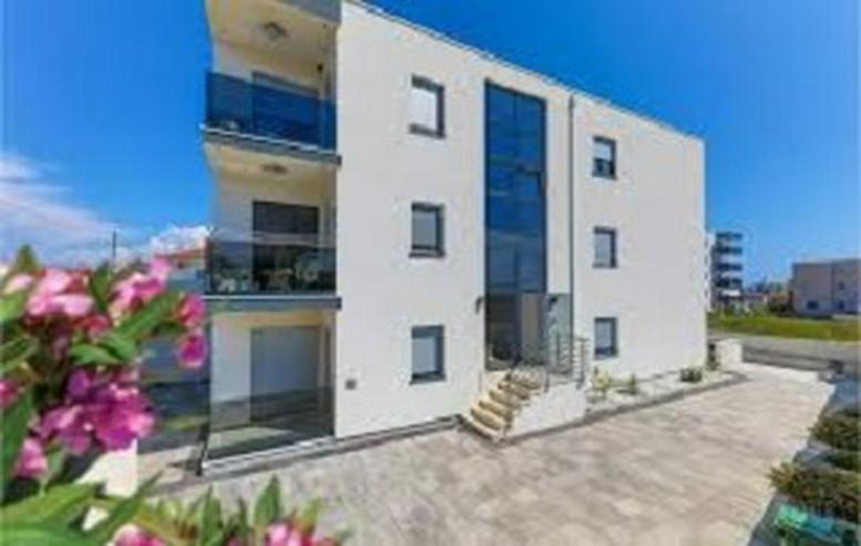 Schöne moderne Wohnung nähe des Meeres in Trogir, Kroatien