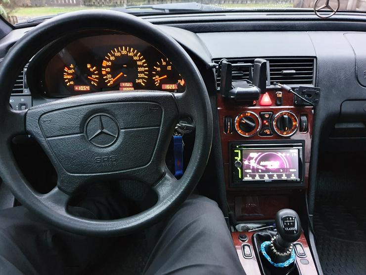 Bild 2: Teile eines Mercedes Benz W202 (S202) C180 T Model…….Schlachtefest!!!!!