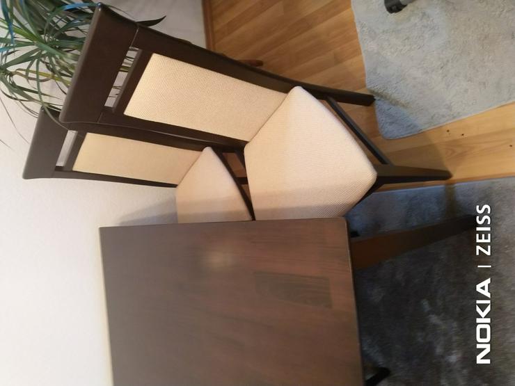 Bild 3: Esstisch mit Stühlen