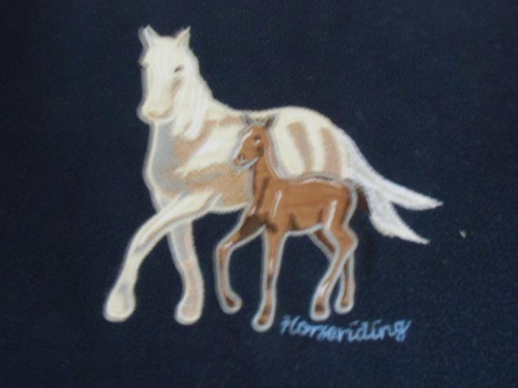 Bild 8: ärmellose Weste mit Pferdemotiv (auch zu verschicken)