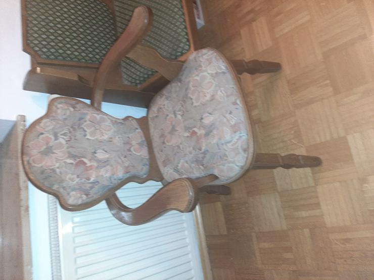 Bild 2: Eckbank mit 2 Stühlen aus Holz