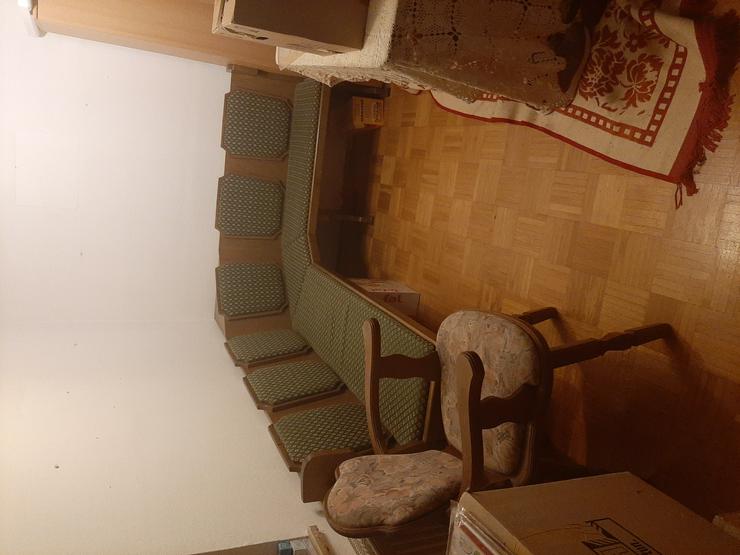 Bild 1: Eckbank mit 2 Stühlen aus Holz