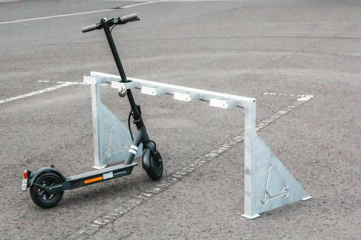 Bild 9: E-Scooter Stellplatz, Parkplatz, Carport, Fahrradständer, Roller