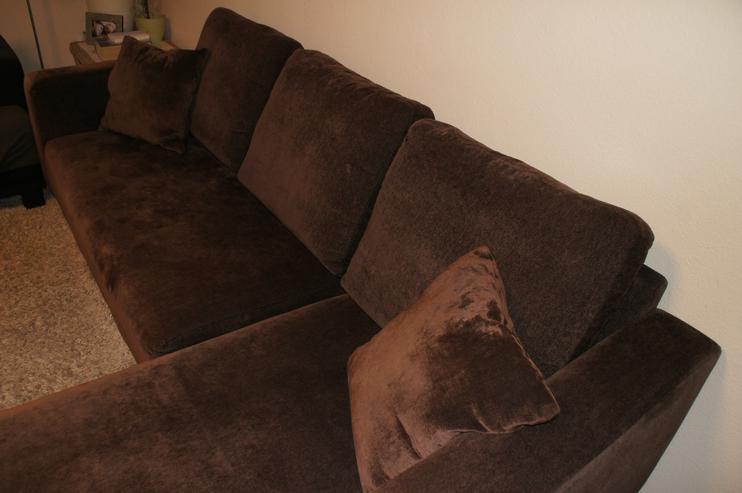 Bild 3: Sehr bequemes Relax-Sofa aus braunem Velourstoff, inkl. 3 Kissen und 2 Zierkissen