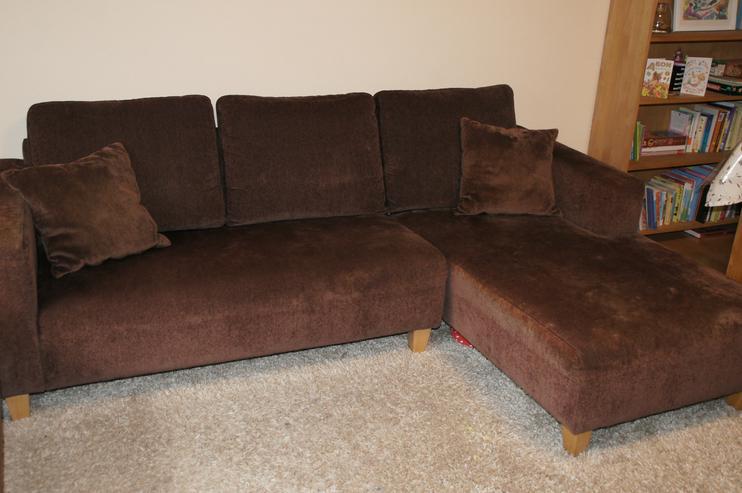 Bild 2: Sehr bequemes Relax-Sofa aus braunem Velourstoff, inkl. 3 Kissen und 2 Zierkissen