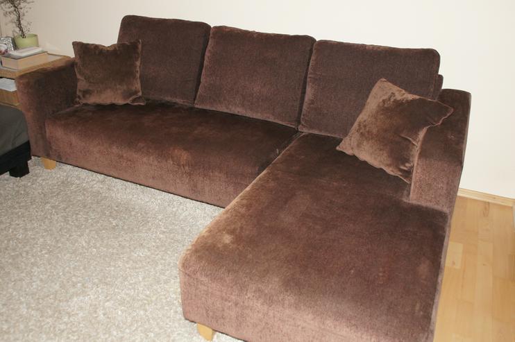 Sehr bequemes Relax-Sofa aus braunem Velourstoff, inkl. 3 Kissen und 2 Zierkissen