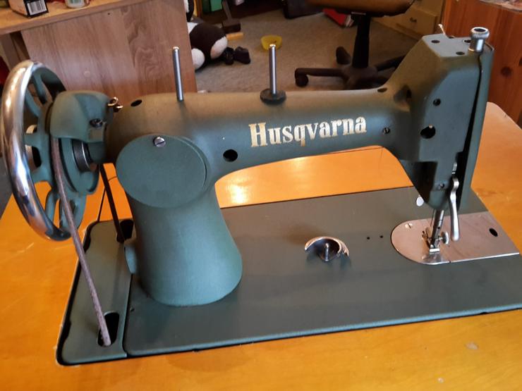 Bild 7: Schwedeische Husqvarna Stand Nähmaschine ca:sehr sehr alt alt mit Kronensiegel