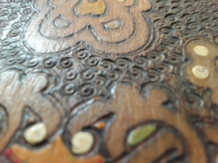 Bild 12: Holz - Schatulle  / Schmuckkästchen  / Truhe mit geschnitzten Motiven im sehr guten Zustand 