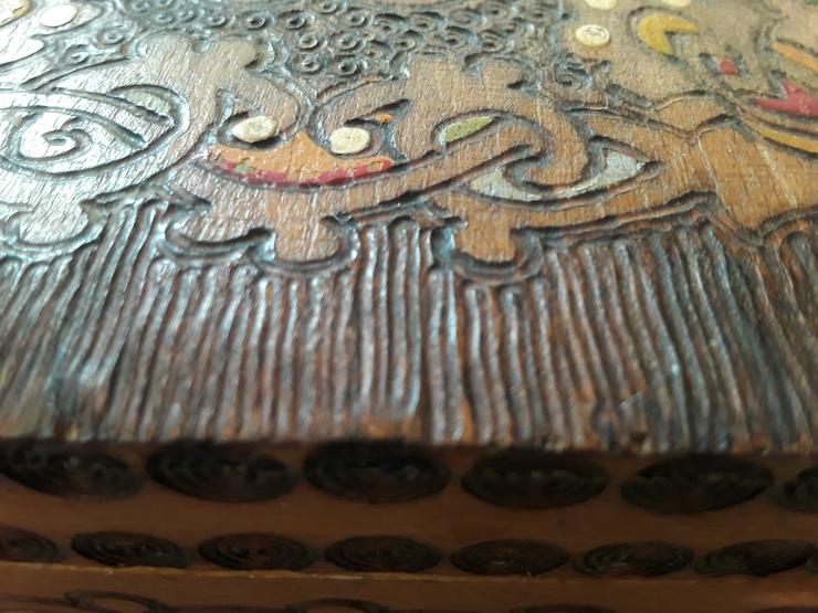 Bild 10: Holz - Schatulle  / Schmuckkästchen  / Truhe mit geschnitzten Motiven im sehr guten Zustand 