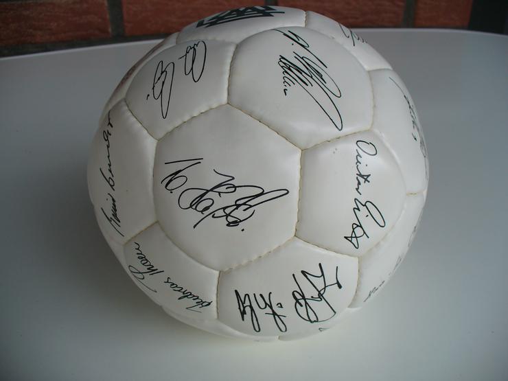Bild 3: Fußball der WM 1990 mit den Autogrammen der Spieler