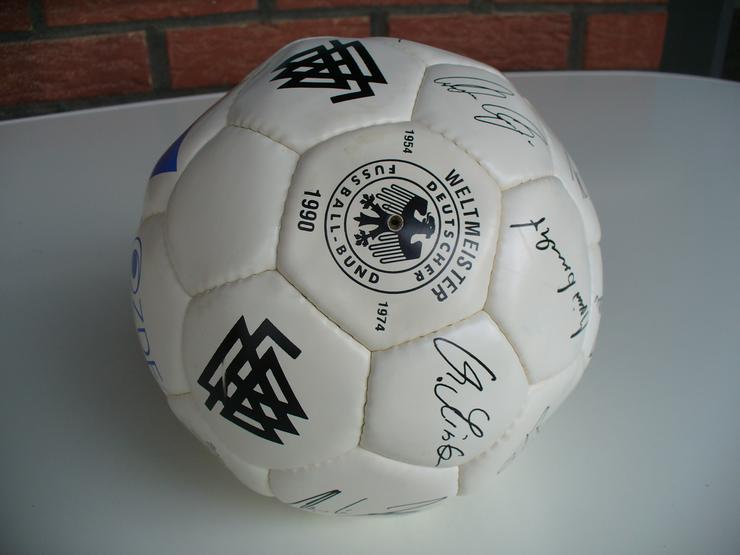 Bild 4: Fußball der WM 1990 mit den Autogrammen der Spieler
